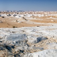 The White Desert, between Farafra and Bahariya oasis, western Egypt. By Michael Hoefner, Wikimedia Commons.