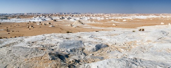 The White Desert, between Farafra and Bahariya oasis, western Egypt. By Michael Hoefner, Wikimedia Commons.
