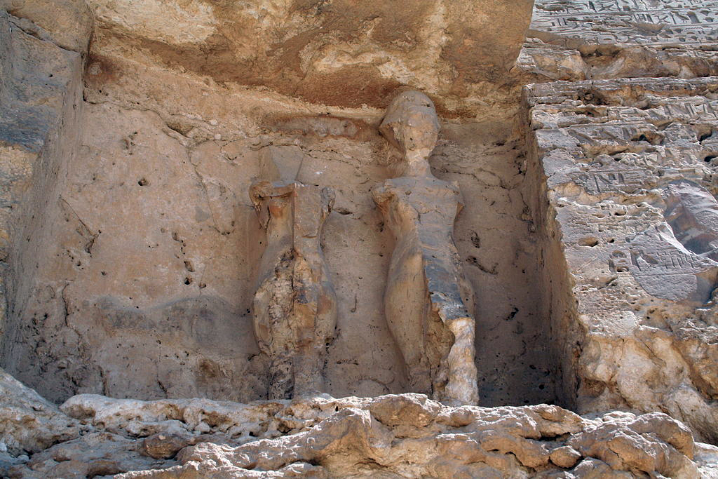 Statues to the left of Boundary stela U in Tell el-Amarna. By  Einsamer Schütze, Wikimedia Commons.