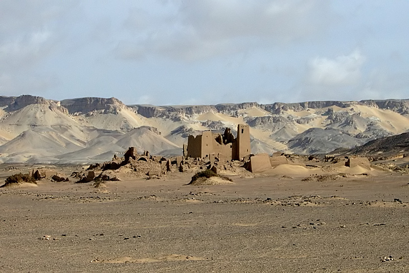 Landscape photograph of 'Ain Umm ed-Dabadib, El-Kharga Oasis, Western desert, Egypt. By Roland Unger, Wikimedia Commons.