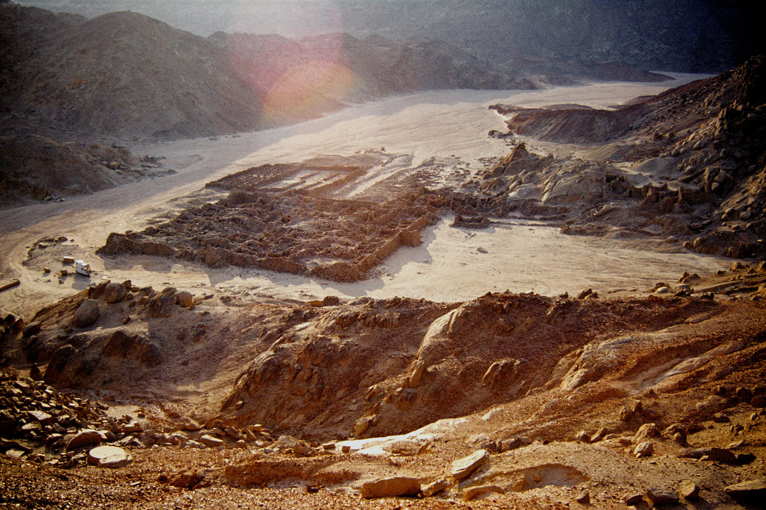 View from northeast to the camp, Mons Claudianus, Eastern Desert, Egypt. By Chriusha, Wikimedia Commons.